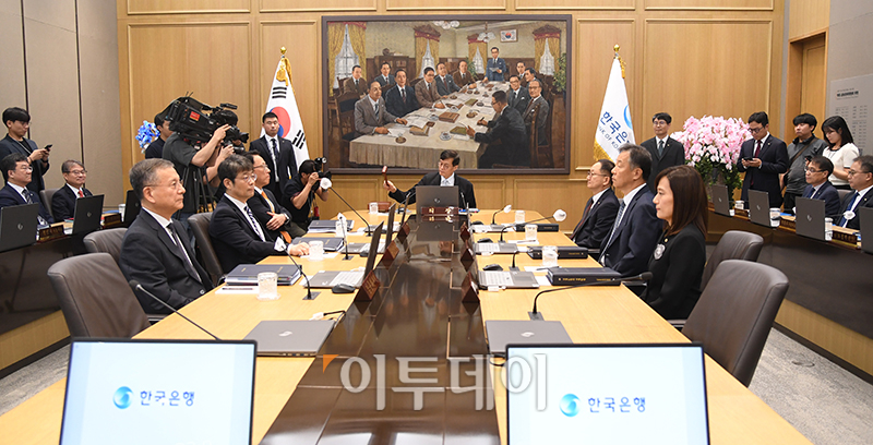 ▲이창용 한국은행 총재가 11일 서울 중구 한국은행에서 열린 금융통화위원회에서 의사봉을 두드리고 있다. 사진공동취재단