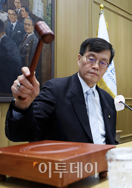 ▲이창용 한국은행 총재가 11일 서울 중구 한국은행에서 열린 금융통화위원회에서 의사봉을 두드리고 있다. 사진공동취재단