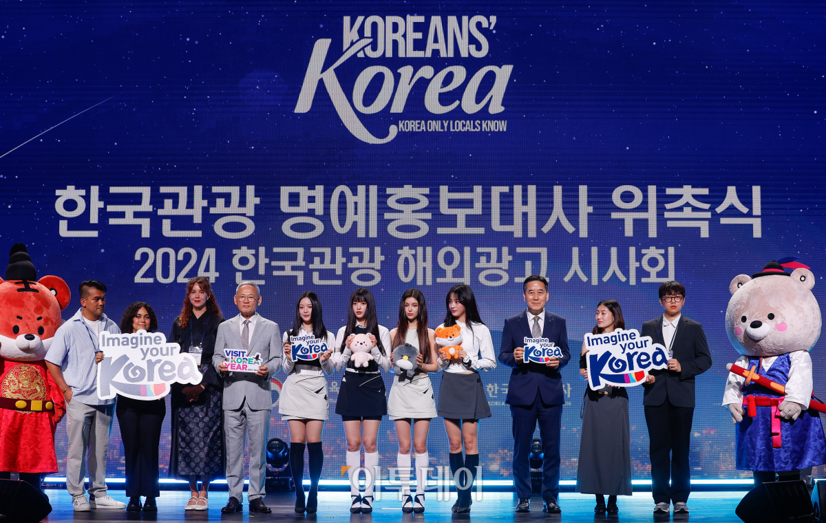 ▲유인촌(왼쪽 다섯번째) 문화체육관광부 장관과 걸그룹 뉴진스가 11일 서울 용산구 그랜드하얏트호텔에서 열린 한국관광 명예홍보대사 위촉식에서 SNS 외국인 기자단 등 참석자들과 기념촬영을 하고 있다. 조현호 기자 hyunho@