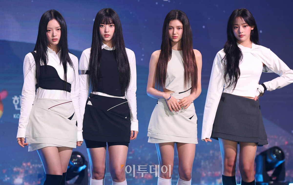 ▲걸그룹 뉴진스가 11일 서울 용산구 그랜드하얏트호텔에서 열린 한국관광 명예홍보대사 위촉식에서 포즈를 취하고 있다. 조현호 기자 hyunho@