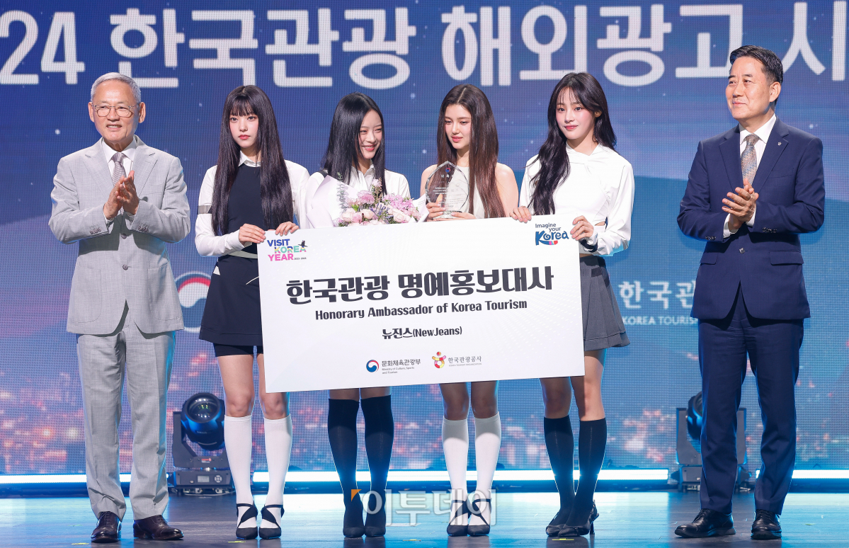 ▲걸그룹 뉴진스가 11일 서울 용산구 그랜드하얏트호텔에서 열린 한국관광 명예홍보대사 위촉식에서 유인촌 문화체육관광부 장관에게 위촉패를 수여 받은 후 기념촬영을 하고 있다. 왼쪽부터 유 장관, 뉴진스 해린, 하니, 다니엘, 민지, 서영충 한국관광공사 사장 직무대행. 조현호 기자 hyunho@
