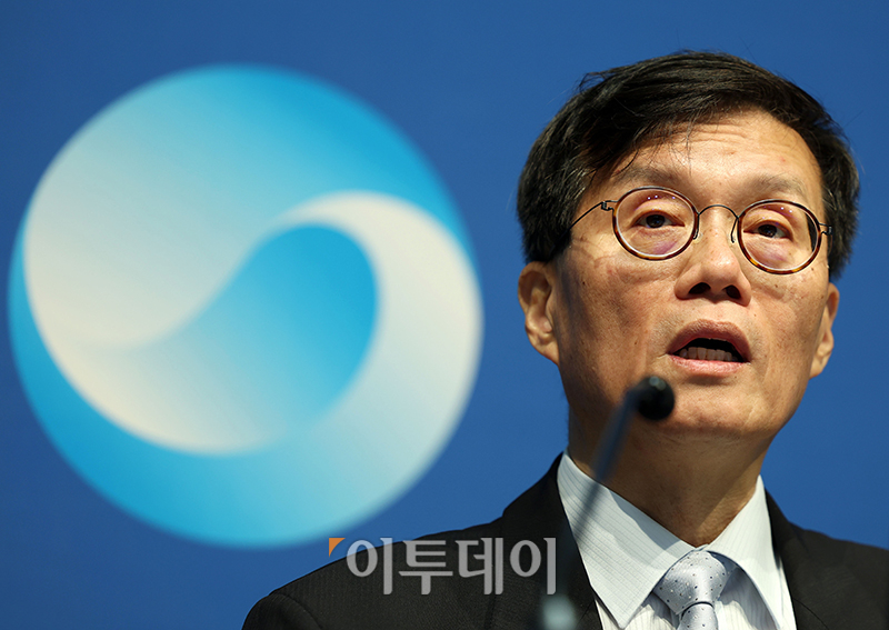 ▲이창용 한국은행 총재가 11일 서울 중구 한국은행에서 금융통화위원회 통화정책방향 기자간담회를 하고 있다. 사진공동취재단