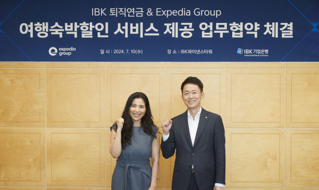 ▲사진은 지난 10일 서울 중구 IBK파이낸스타워에서 열린 업무협약식에서 김태형 IBK기업은행 연금사업그룹 부행장(오른쪽)과 이의정 익스피디아그룹 전무(왼쪽)가 기념촬영을 하고 있는 모습