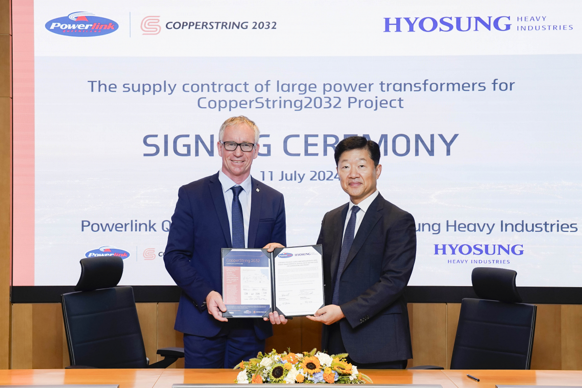 ▲(오른쪽부터) 우태희 효성중공업 대표와 대릴 로웰 파워링크 최고재무책임자(CFO)가 11일 변압기 공급계약 체결식 후 기념사진을 촬영하고 있다. (사진제공=효성중공업)
