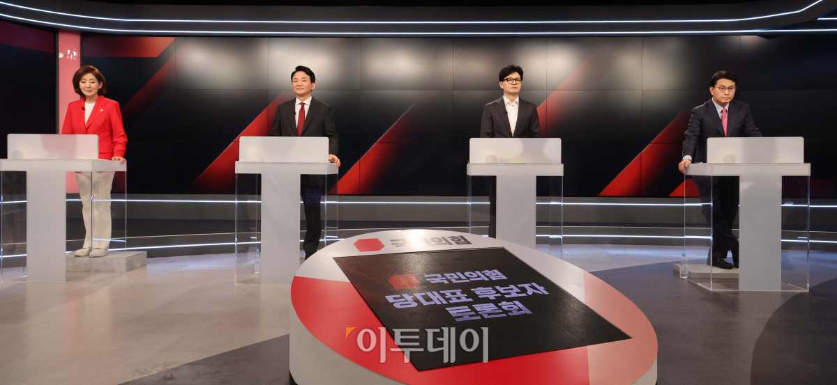 ▲나경원·원희룡·한동훈·윤상현(왼쪽부터) 국민의힘 당 대표 후보 4인이 11일 서울 중구 MBN 스튜디오에서 열린 2차 당대표 후보 방송토론회에 참석해 있다. 국회사진취재단