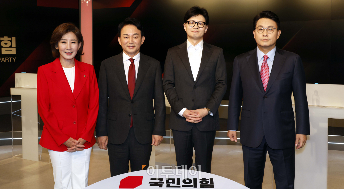 ▲나경원·원희룡·한동훈·윤상현(왼쪽부터) 국민의힘 당 대표 후보 4인이 11일 서울 중구 MBN 스튜디오에서 열린 2차 당대표 후보 방송토론회 시작에 앞서 기념촬영을 하고 있다. 국회사진취재단