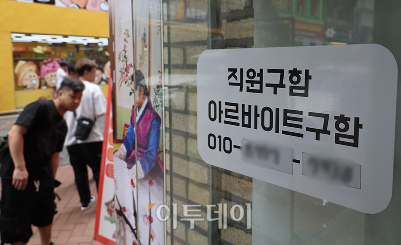 ▲내년도 최저임금이 사상 처음으로 만원을 돌파했다. 월급으로 환산하면 209만6270원이다. 12일 최저임금위원회는 경영계의 '1만30원 안' 14표, 노동계의 '1만120원 안'이 9표를 받아 경영계 안이 내년도 최저임금으로 최종 결정됐다고 밝혔다. 1만30원의 최저임금안은 이의제기 등 행정절차를 거쳐 다음달 5일까지 고용노동부가 고시할 예정이다. 사진은 서울 중구 명동의 한 상점에 붙은 아르바이트 공고문. 고이란 기자 photoeran@