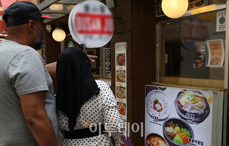 ▲12일 서울 중구 명동거리에 붙은 삼계탕 메뉴판. 고이란 기자 photoeran@