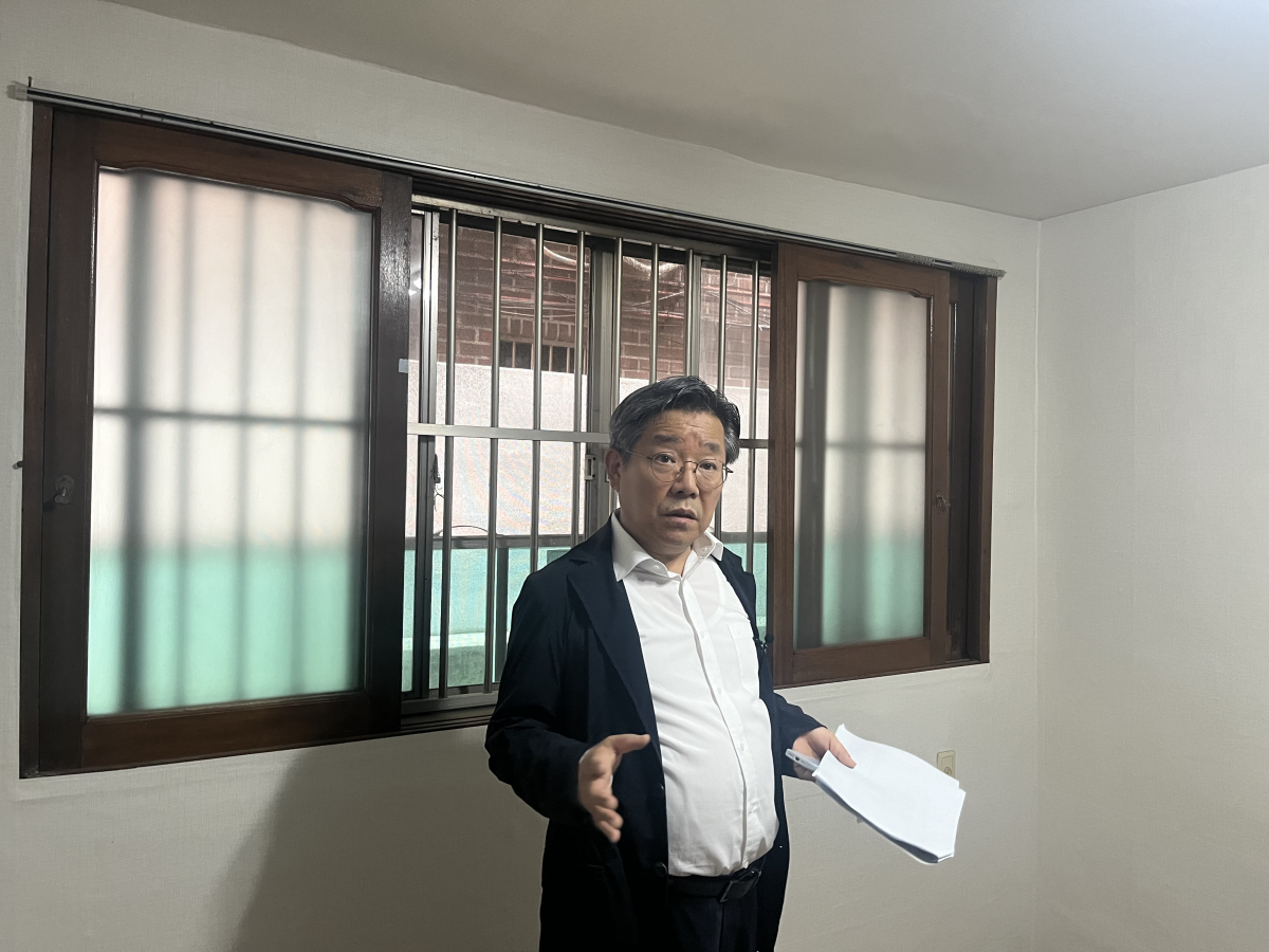 ▲김헌동 SH공사 사장이 12일 서울 관악구 신림동의 반지하 주택을 찾아 이야기 하고 있다. (사진=한진리 기자 truth@)