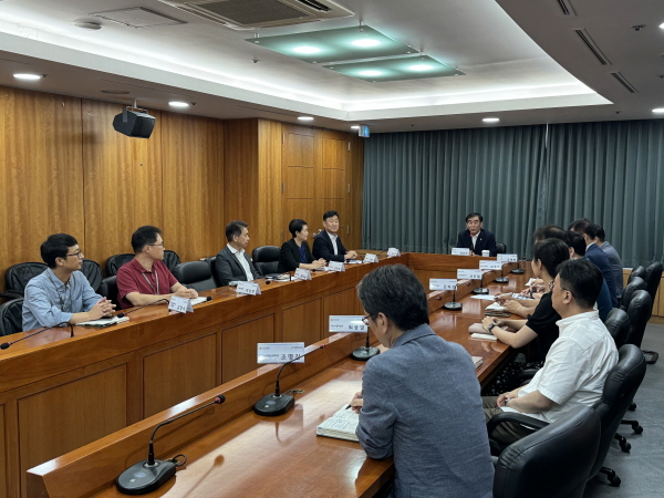 ▲경기테크노파크에 경기도의회 염종현 의장이 방문, '2024년 상반기 업무성과'를 보고받고 직원들을 격려했다. (경기테크노파크)