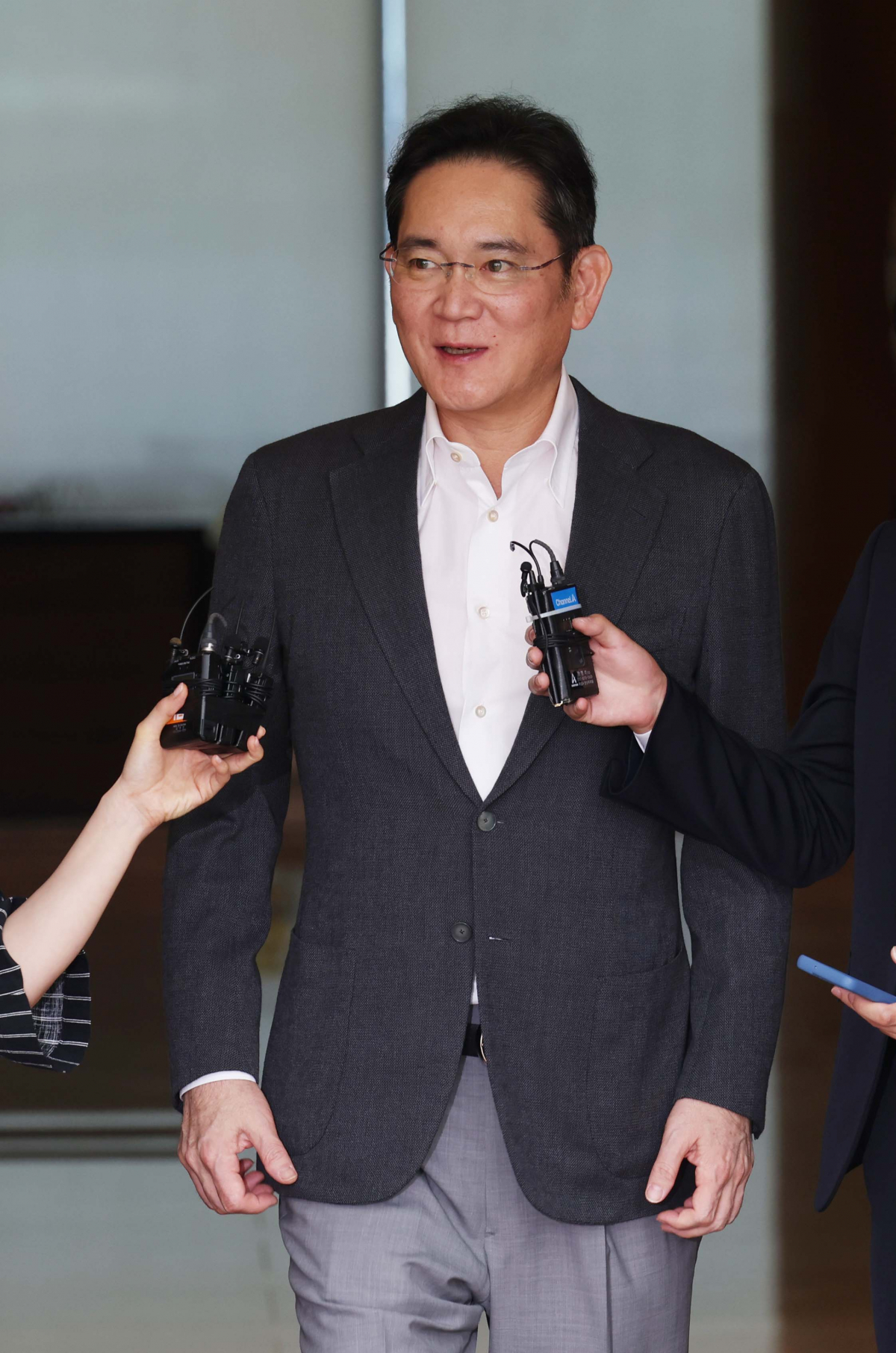 ▲이재용 삼성전자 회장이 지난해 7월 서울 강서구 서울김포비즈니스항공센터(SGBAC)를 통해 귀국하고 있다. 이 회장은 무케시 암바니 인도 릴라이언스 인더스트리 회장의 막내아들 아난트 암바니의 결혼식에 참석한 뒤 이날 귀국했다. 신태현 기자 holjjak@