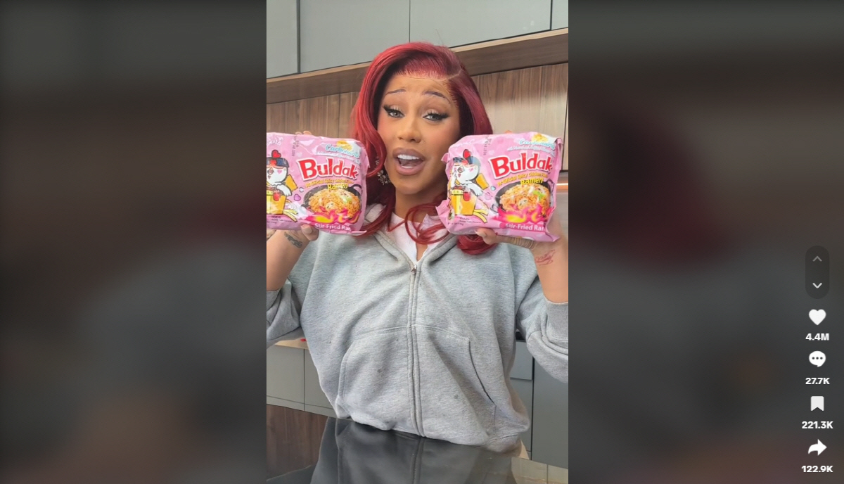 ▲미국 래퍼 카디비가 틱톡에서 불닭볶음면 리뷰를 하고 있다. 출처 카디비 틱톡