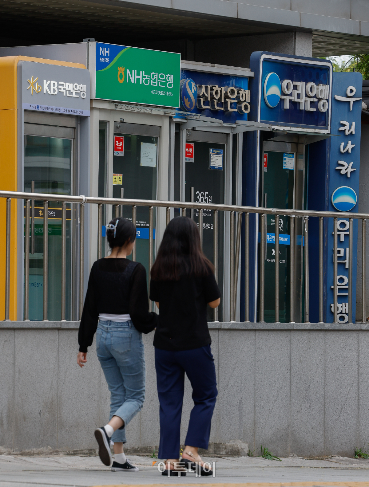 ▲5월 국내은행 원화대출 연체율이 두 달 연속 상승흐름을 이어가고 있다. 금융감독원 16일 발표한 '2024년 5월말 국내은행의 원화대출 연체율 현황'에 따르면 은행 대출 연체율은 0.51%로 전월(0.48%)보다 0.03%포인트 상승했다. 은행 연체율은 2월 0.51%로 4년 9개월만에 최고치를 기록한 뒤 3월 분기 말 상·매각으로 하락했다가 4월 반등한 뒤 두 달째 상승세다. 5월 신규 연체 발생액은 2조7000억원으로 전월(2조6000억원)대비 1000억원 증가했다. 연체채권 정리 규모는 2조원으로 전월대비 5000억원 증가했다. 이날 서울 시내 시중은행의 현금자동입출금기 모습. 조현호 기자 hyunho@