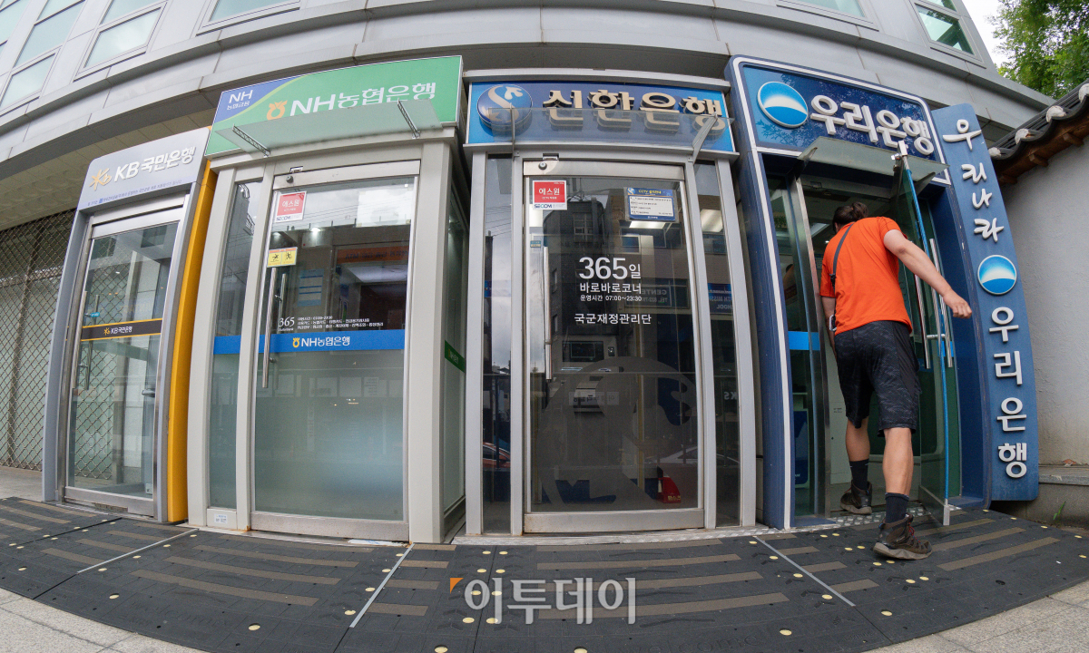▲5월 국내은행 원화대출 연체율이 두 달 연속 상승흐름을 이어가고 있다. 금융감독원 16일 발표한 '2024년 5월말 국내은행의 원화대출 연체율 현황'에 따르면 은행 대출 연체율은 0.51%로 전월(0.48%)보다 0.03%포인트 상승했다. 은행 연체율은 2월 0.51%로 4년 9개월만에 최고치를 기록한 뒤 3월 분기 말 상·매각으로 하락했다가 4월 반등한 뒤 두 달째 상승세다. 5월 신규 연체 발생액은 2조7000억원으로 전월(2조6000억원)대비 1000억원 증가했다. 연체채권 정리 규모는 2조원으로 전월대비 5000억원 증가했다. 이날 서울 시내 시중은행의 현금자동입출금기 모습. 조현호 기자 hyunho@