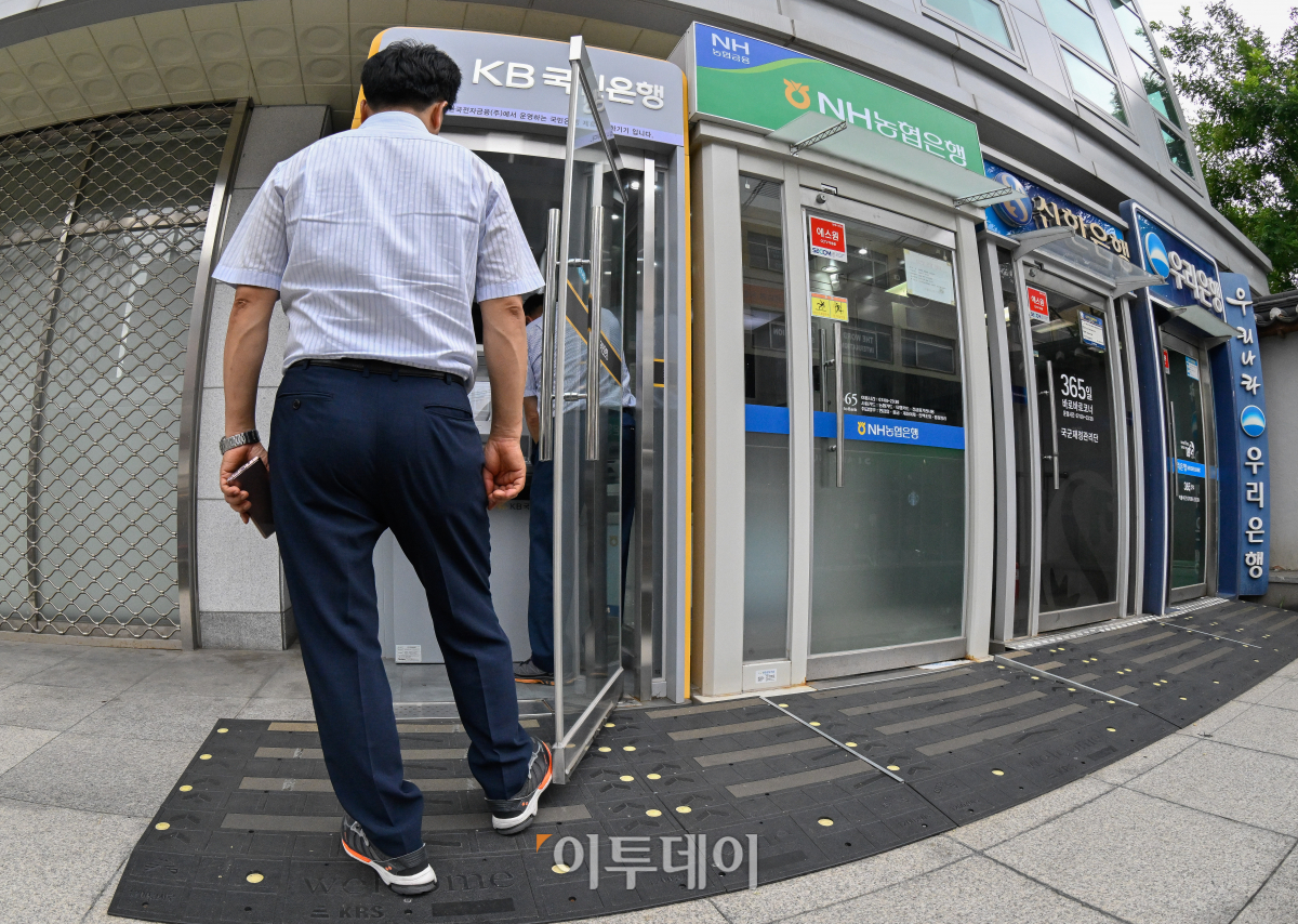 ▲5월 국내은행 원화대출 연체율이 두 달 연속 상승흐름을 이어가고 있다. 금융감독원 16일 발표한 '2024년 5월말 국내은행의 원화대출 연체율 현황'에 따르면 은행 대출 연체율은 0.51%로 전월(0.48%)보다 0.03%포인트 상승했다. 은행 연체율은 2월 0.51%로 4년 9개월만에 최고치를 기록한 뒤 3월 분기 말 상·매각으로 하락했다가 4월 반등한 뒤 두 달째 상승세다. 5월 신규 연체 발생액은 2조7000억원으로 전월(2조6000억원)대비 1000억원 증가했다. 연체채권 정리 규모는 2조원으로 전월대비 5000억원 증가했다. 이날 서울 시내 시중은행의 현금자동입출금기 모습. 조현호 기자 hyunho@