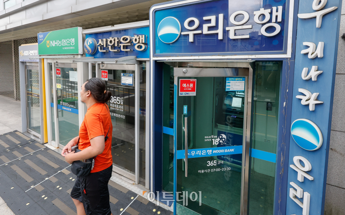 ▲5월 국내은행 원화대출 연체율이 두 달 연속 상승흐름을 이어가고 있다. 금융감독원 16일 발표한 '2024년 5월말 국내은행의 원화대출 연체율 현황'에 따르면 은행 대출 연체율은 0.51%로 전월(0.48%)보다 0.03%포인트 상승했다. 은행 연체율은 2월 0.51%로 4년 9개월만에 최고치를 기록한 뒤 3월 분기 말 상·매각으로 하락했다가 4월 반등한 뒤 두 달째 상승세다. 5월 신규 연체 발생액은 2조7000억원으로 전월(2조6000억원)대비 1000억원 증가했다. 연체채권 정리 규모는 2조원으로 전월대비 5000억원 증가했다. 이날 서울 시내 시중은행의 현금자동입출금기 모습. 조현호 기자 hyunho@