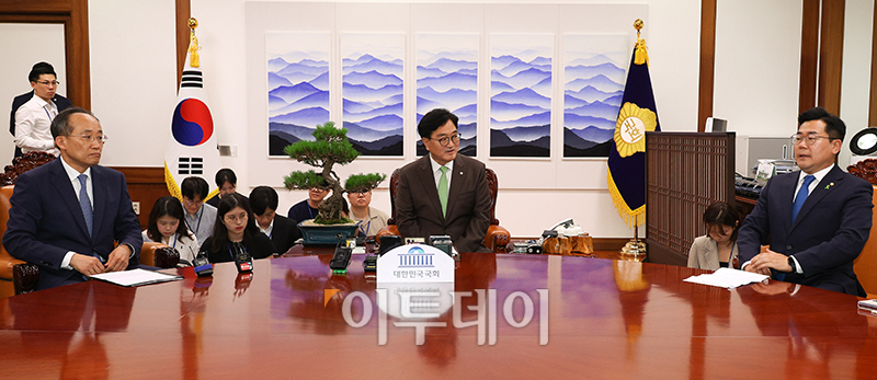 ▲우원식(가운데) 국회의장이 16일 서울 여의도 국회에서 추경호(왼쪽) 국민의힘 원내대표, 박찬대 더불어민주당 대표 직무대행 겸 원내대표와 회동을 하고 있다. 고이란 기자 photoeran@