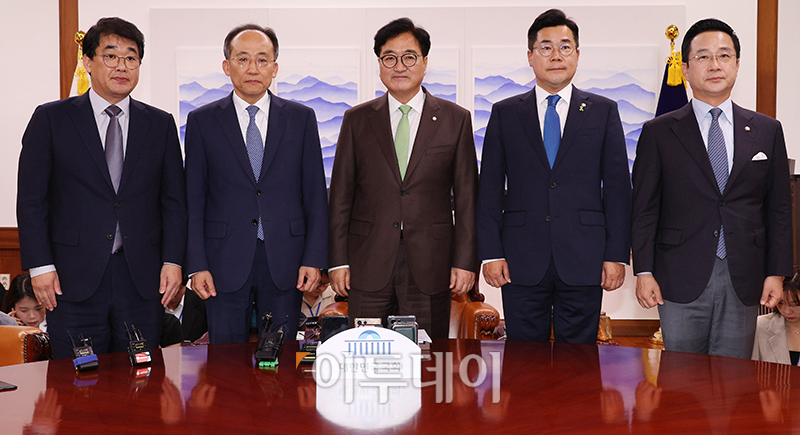 ▲우원식 국회의장이 16일 서울 여의도 국회에서 추경호 국민의힘 원내대표, 박찬대 더불어민주당 대표 직무대행 겸 원내대표와 회동을 하고 있다. 왼쪽부터 국민의힘 배준영 원내수석부대표, 추 원내대표, 우 의장, 더불어민주당 박 원내대표, 박성준 원내수석부대표. 고이란 기자 photoeran@