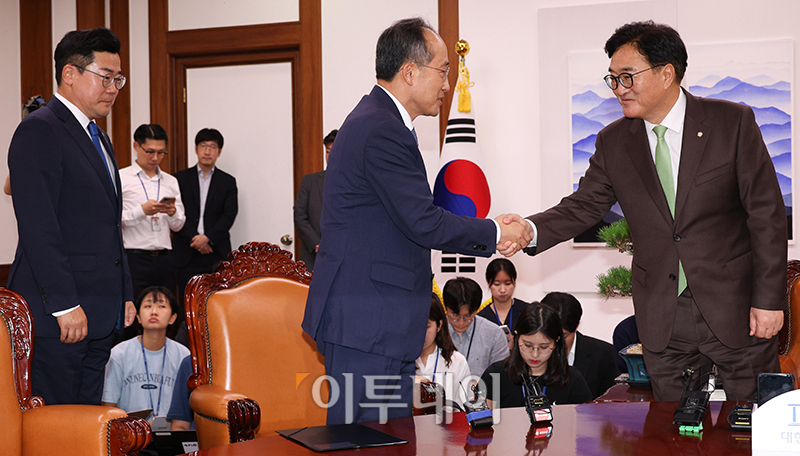 ▲우원식(오른쪽) 국회의장이 16일 서울 여의도 국회에서 추경호(가운데) 국민의힘 원내대표, 박찬대 더불어민주당 대표 직무대행 겸 원내대표와 회동을 하고 있다. 고이란 기자 photoeran@