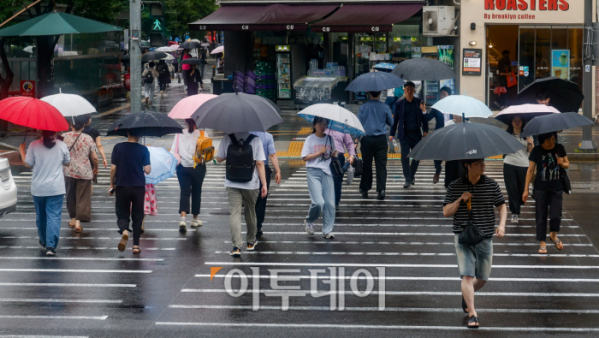 ▲전국 대부분 지역에 비가 내린 8일 서울 영등포구 여의도역 일대에서 우산을 쓴 시민들이 발걸음을 옮기고 있다. 조현호 기자 hyunho@