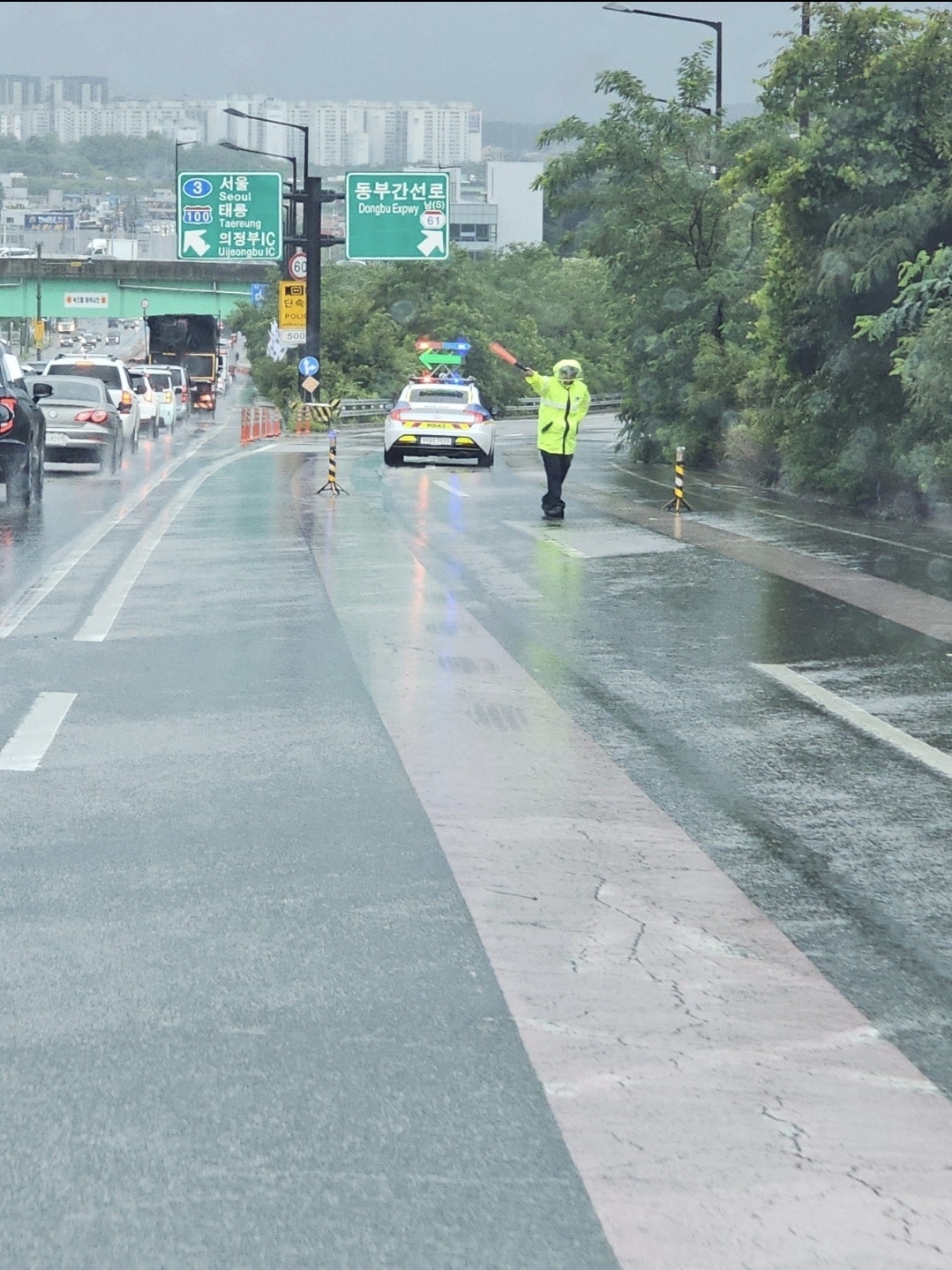 ▲17일 오전 경기 의정부시 동부간선도로가 통제되고 있다. (연합뉴스)
