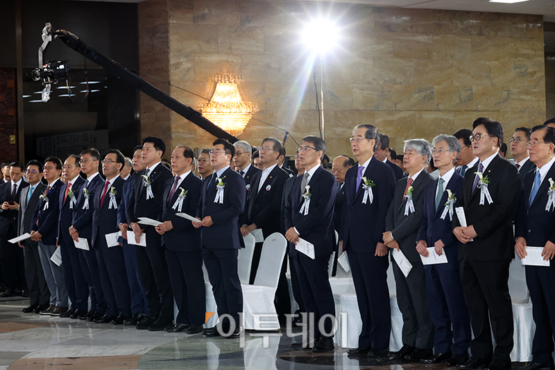 ▲우원식(오른쪽 두번째) 국회의장이 17일 서울 여의도 국회에서 열린 제76주년 제헌절 경축식에서 한덕수 국무총리, 황우여 국민의힘 비상대책위원장, 추경호 원내대표, 박찬대 더불어민주당 대표 직무대행 겸 원내대표 등 참석자들과 제헌절 노래를 제창하고 있다. 고이란 기자 photoeran@