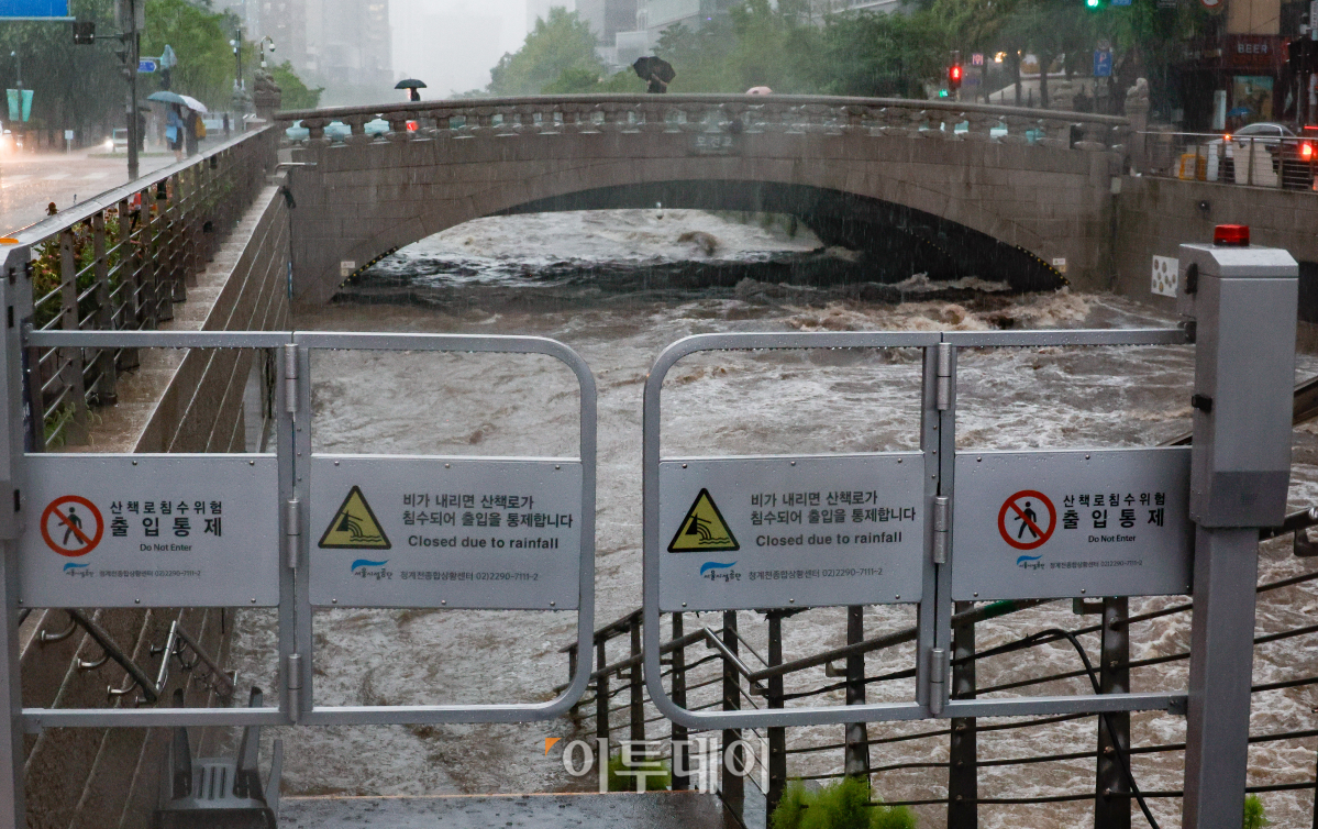 ▲서울에 올해 첫 호우 긴급재난 문자가 발송된 17일 서울 중구 청계천 산책로의 출입이 통제되고 있다. 이날 오전 8시 45분 서울 전역에 호우경보가 내려지면서 시내 29개 하천 출입이 통제됐고, 동부간선도로 전 구간(수락지하차도~성수 JC), 증산교 하부, 가람길 등 도로 3곳과 주차장 4곳이 통제됐다. 기상청은 오후까지 수도권과 강원도에 시간당 최대 30∼60㎜ 안팎의 강한 비가 내릴 수 있을 것으로 내다봤다. 조현호 기자 hyunho@