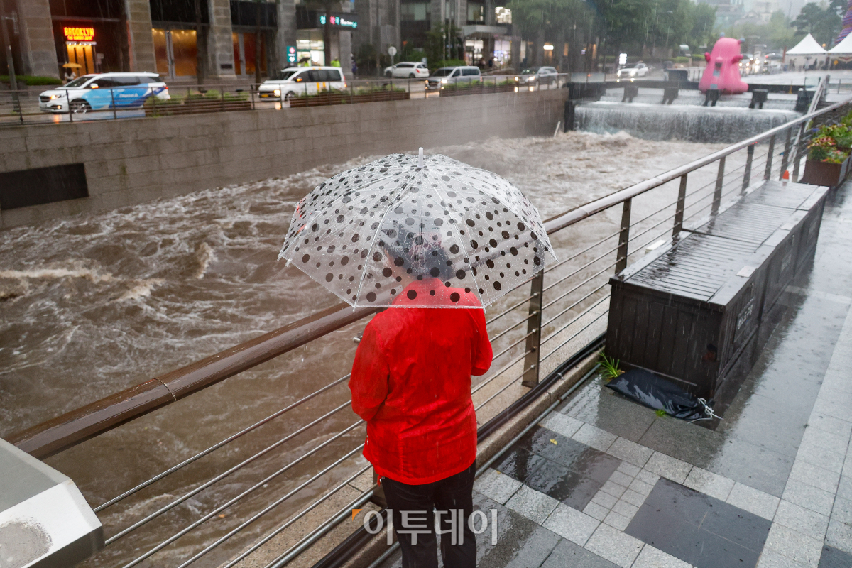 ▲서울에 올해 첫 호우 긴급재난 문자가 발송된 17일 서울 중구 청계천 산책로가 물에 잠겨 있다. 이날 오전 8시 45분 서울 전역에 호우경보가 내려지면서 시내 29개 하천 출입이 통제됐고, 동부간선도로 전 구간(수락지하차도~성수 JC), 증산교 하부, 가람길 등 도로 3곳과 주차장 4곳이 통제됐다. 기상청은 오후까지 수도권과 강원도에 시간당 최대 30∼60㎜ 안팎의 강한 비가 내릴 수 있을 것으로 내다봤다. 조현호 기자 hyunho@