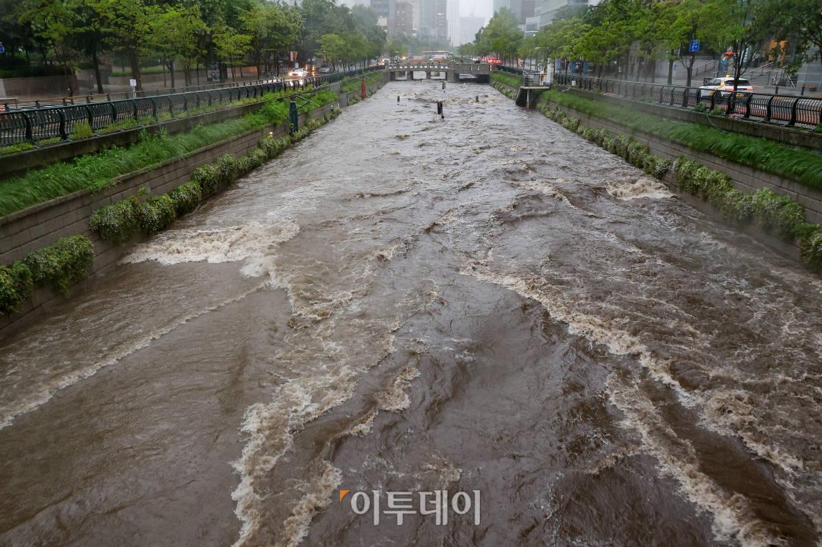 ▲서울에 올해 첫 호우 긴급재난 문자가 발송된 17일 서울 중구 청계천 산책로가 물에 잠겨 있다. 이날 오전 8시 45분 서울 전역에 호우경보가 내려지면서 시내 29개 하천 출입이 통제됐고, 동부간선도로 전 구간(수락지하차도~성수 JC), 증산교 하부, 가람길 등 도로 3곳과 주차장 4곳이 통제됐다. 기상청은 오후까지 수도권과 강원도에 시간당 최대 30∼60㎜ 안팎의 강한 비가 내릴 수 있을 것으로 내다봤다. 조현호 기자 hyunho@