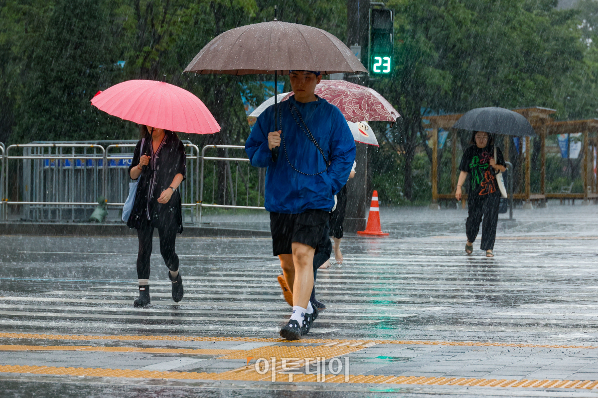 ▲서울에 올해 첫 호우 긴급재난 문자가 발송된 17일 서울 종로구 광화문역 일대에서 우산을 쓴 시민들이 발걸음을 옮기고 있다. 이날 오전 8시 45분 서울 전역에 호우경보가 내려지면서 시내 29개 하천 출입이 통제됐고, 동부간선도로 전 구간(수락지하차도~성수 JC), 증산교 하부, 가람길 등 도로 3곳과 주차장 4곳이 통제됐다. 기상청은 오후까지 수도권과 강원도에 시간당 최대 30∼60㎜ 안팎의 강한 비가 내릴 수 있을 것으로 내다봤다. 조현호 기자 hyunho@