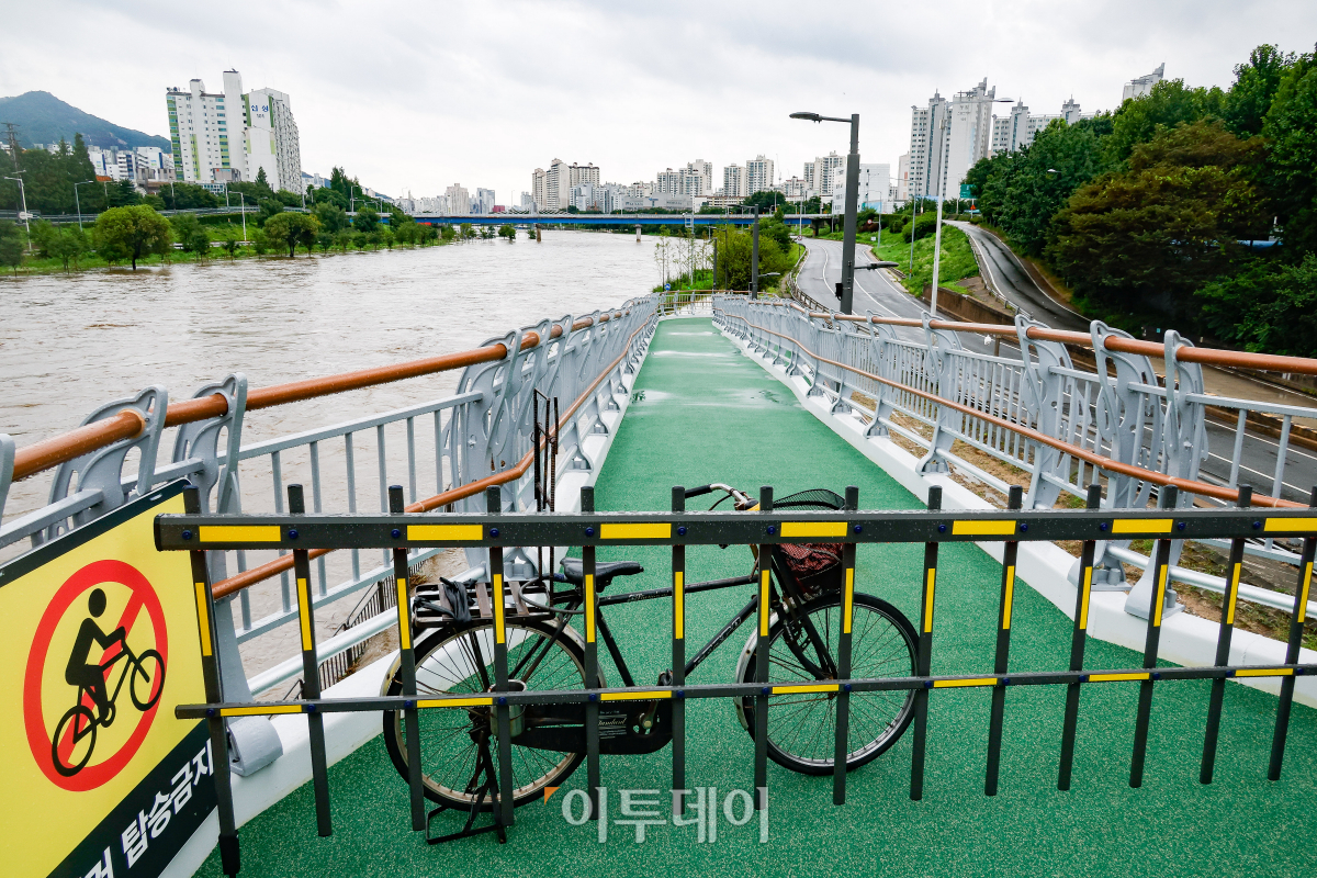 ▲서울에 올해 첫 호우 긴급재난 문자가 발송된 17일 중랑천 수위가 상승하면서 산책로 출입이 통제되고 있다. 이날 오전 8시 45분 서울 전역에 호우경보가 내려지면서 시내 29개 하천 출입이 통제됐고, 동부간선도로 전 구간(수락지하차도~성수 JC), 증산교 하부, 가람길 등 도로 3곳과 주차장 4곳이 통제됐다. 기상청은 오후까지 수도권과 강원도에 시간당 최대 30∼60㎜ 안팎의 강한 비가 내릴 수 있을 것으로 내다봤다. 조현호 기자 hyunho@