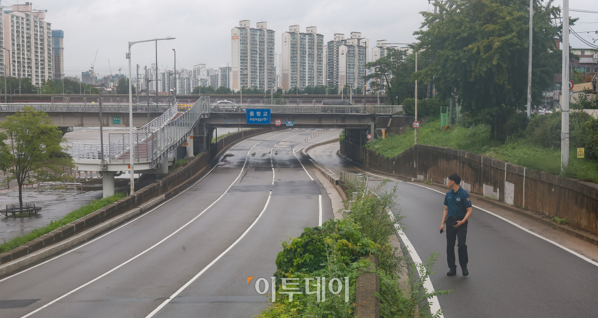 ▲서울에 올해 첫 호우 긴급재난 문자가 발송된 17일 중랑천 수위가 상승하면서 동부간선도로의 차량 진입이 통제되고 있다. 이날 오전 8시 45분 서울 전역에 호우경보가 내려지면서 시내 29개 하천 출입이 통제됐고, 동부간선도로 전 구간(수락지하차도~성수 JC), 증산교 하부, 가람길 등 도로 3곳과 주차장 4곳이 통제됐다. 기상청은 오후까지 수도권과 강원도에 시간당 최대 30∼60㎜ 안팎의 강한 비가 내릴 수 있을 것으로 내다봤다. 조현호 기자 hyunho@