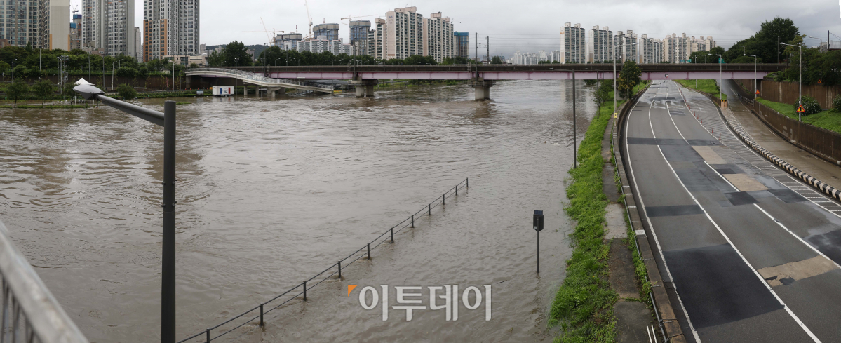 ▲서울에 올해 첫 호우 긴급재난 문자가 발송된 17일 중랑천 수위가 상승하면서 동부간선도로의 차량 진입이 통제되고 있다. 이날 오전 8시 45분 서울 전역에 호우경보가 내려지면서 시내 29개 하천 출입이 통제됐고, 동부간선도로 전 구간(수락지하차도~성수 JC), 증산교 하부, 가람길 등 도로 3곳과 주차장 4곳이 통제됐다. 기상청은 오후까지 수도권과 강원도에 시간당 최대 30∼60㎜ 안팎의 강한 비가 내릴 수 있을 것으로 내다봤다. 조현호 기자 hyunho@