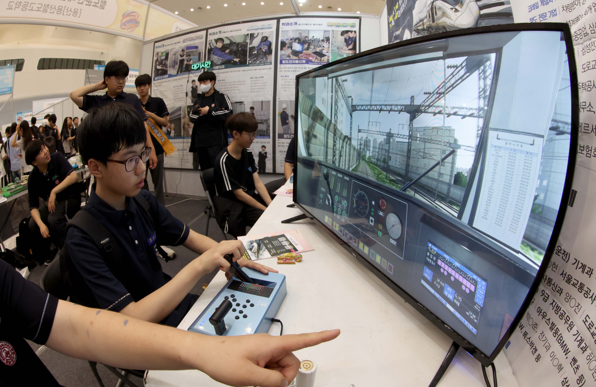 ▲17일 서울 중구 동대문디자인플라자(DDP)에서 열린 ‘2024 서울진로직업박람회’에서 학생들이 진로체험을 하고 있다. 20일까지 진행되는 박람회에선 청소년들을 위한 진로종합검사, 1:1 진로상담, 진로 체험 등의 다양한 프로그램이 운영된다. 신태현 기자 holjjak@