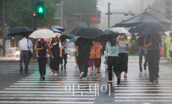 ▲17일 서울 종로구 광화문역 일대에서 우산을 쓴 시민들이 발걸음을 옮기고 있다. (조현호 기자 hyunho@)