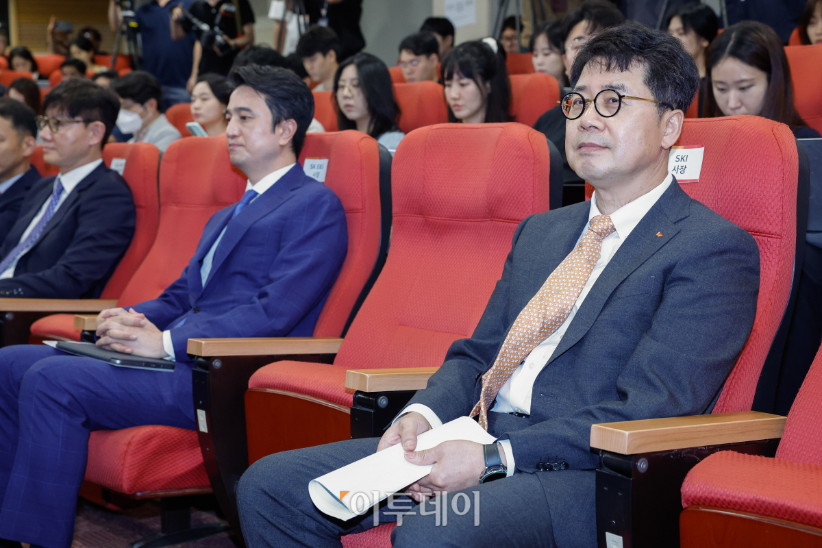 ▲박상규(오른쪽) SK이노베이션 사장과 추형욱 SK E&S 사장이 18일 서울 종로구 SK서린빌딩에서 열린 SK이노베이션-SK E&S 합병 관련 기자간담회에 참석해 있다. 조현호 기자 hyunho@