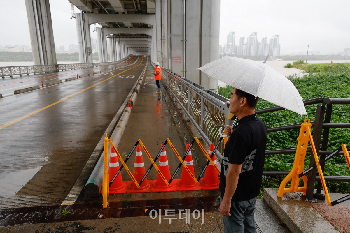 ▲서울 전역에 호우경보가 내려진 18일 서울 잠수교에서 관계자들이 보행자 통로를 통제하고 있다. 조현호 기자 hyunho@