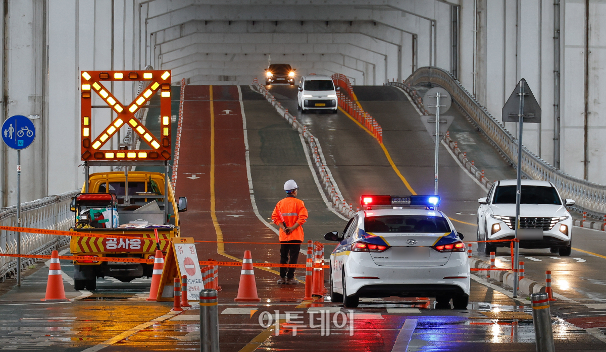 ▲서울 전역에 호우경보가 내려진 18일 서울 잠수교에서 관계자들이 보행자 통로를 통제하고 있다. 조현호 기자 hyunho@