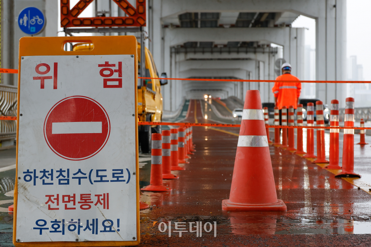 ▲서울 전역에 호우경보가 내려진 18일 서울 잠수교에서 관계자들이 보행자 통로를 통제하고 있다. 조현호 기자 hyunho@