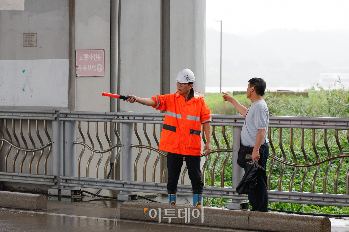 ▲서울 전역에 호우경보가 내려진 18일 서울 잠수교에서 관계자들이 보행자 통로를 통제하고 있다. 조현호 기자 hyunho@