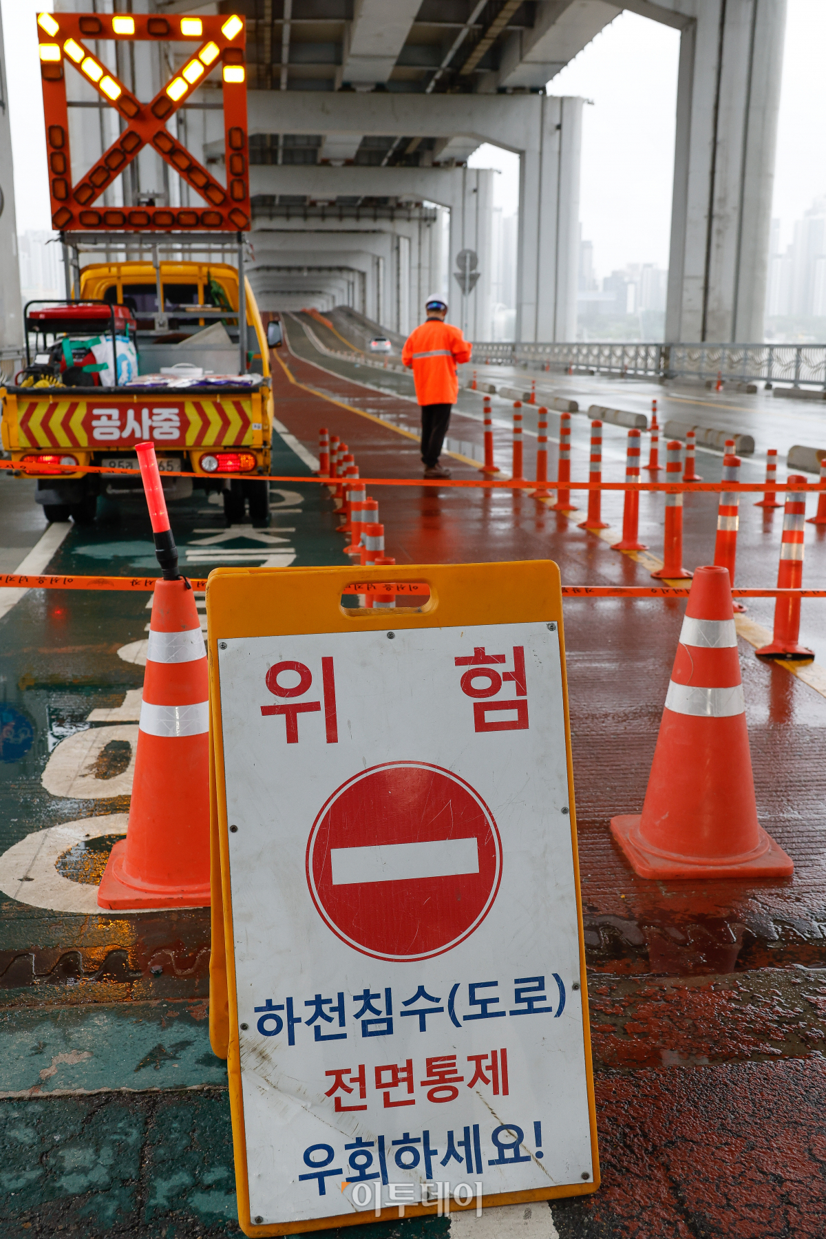 ▲서울 전역에 호우경보가 내려진 18일 서울 잠수교에서 관계자들이 보행자 통로를 통제하고 있다. 조현호 기자 hyunho@