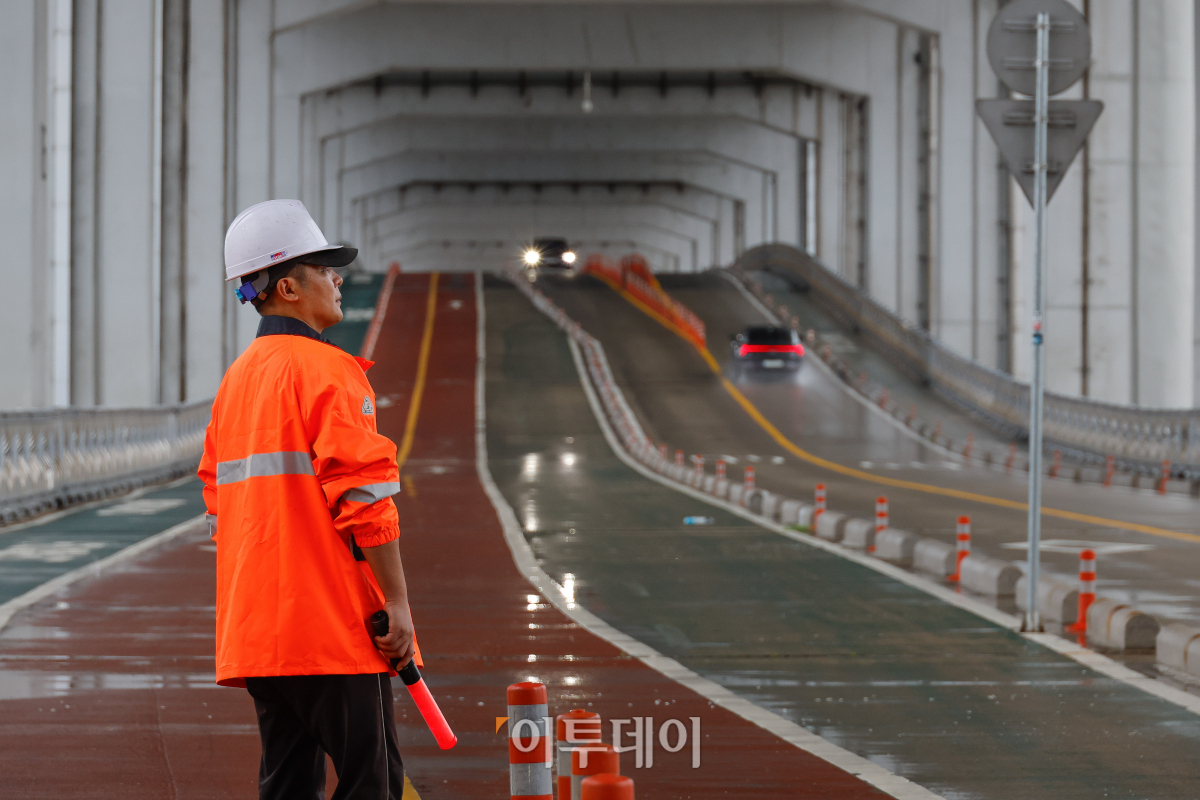 ▲서울 전역에 호우경보가 내려진 18일 서울 잠수교에서 관계자들이 보행자 통로를 통제하고 있다. 조현호 기자 hyunho@