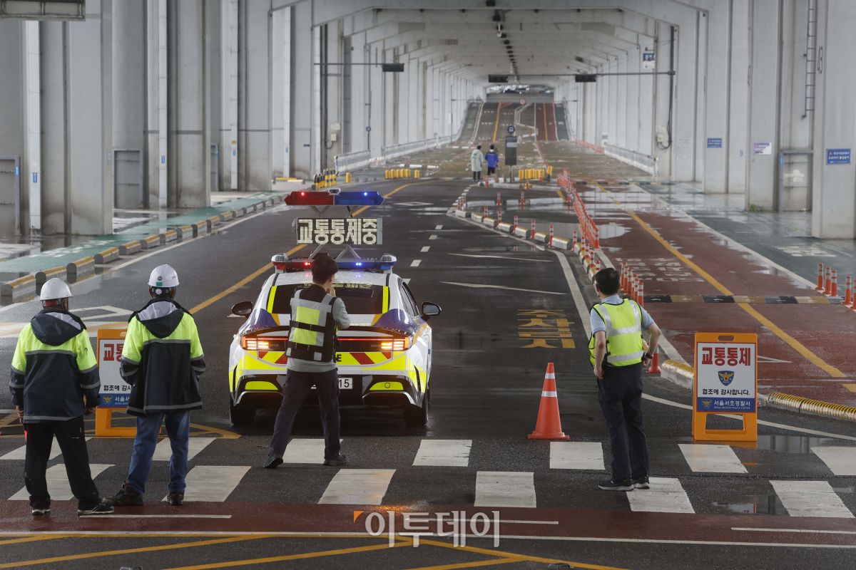 ▲서울 전역에 호우 경보가 내려진 18일 서울 잠수교에서 경찰들이 차량과 보행자의 통행을 통제하고 있다. 조현호 기자 hyunho@