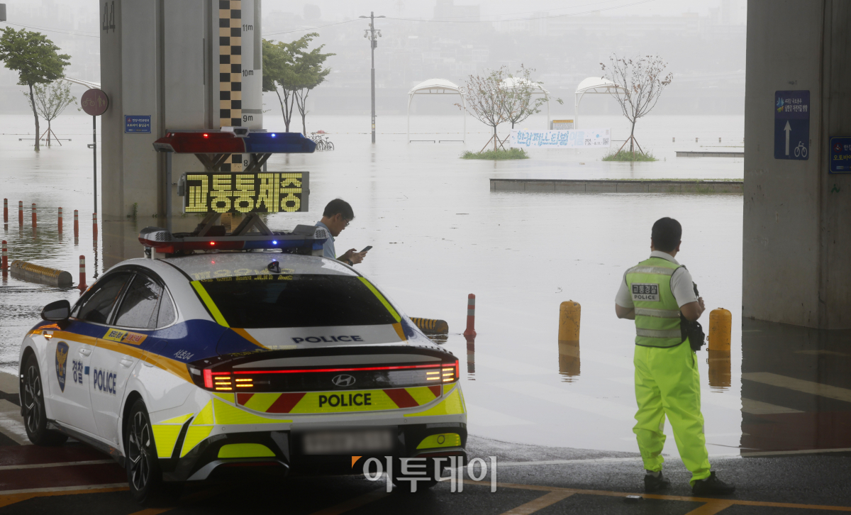 ▲서울 전역에 호우 경보가 내려진 18일 서울 잠수교가 물에 잠겨있다. 조현호 기자 hyunho@