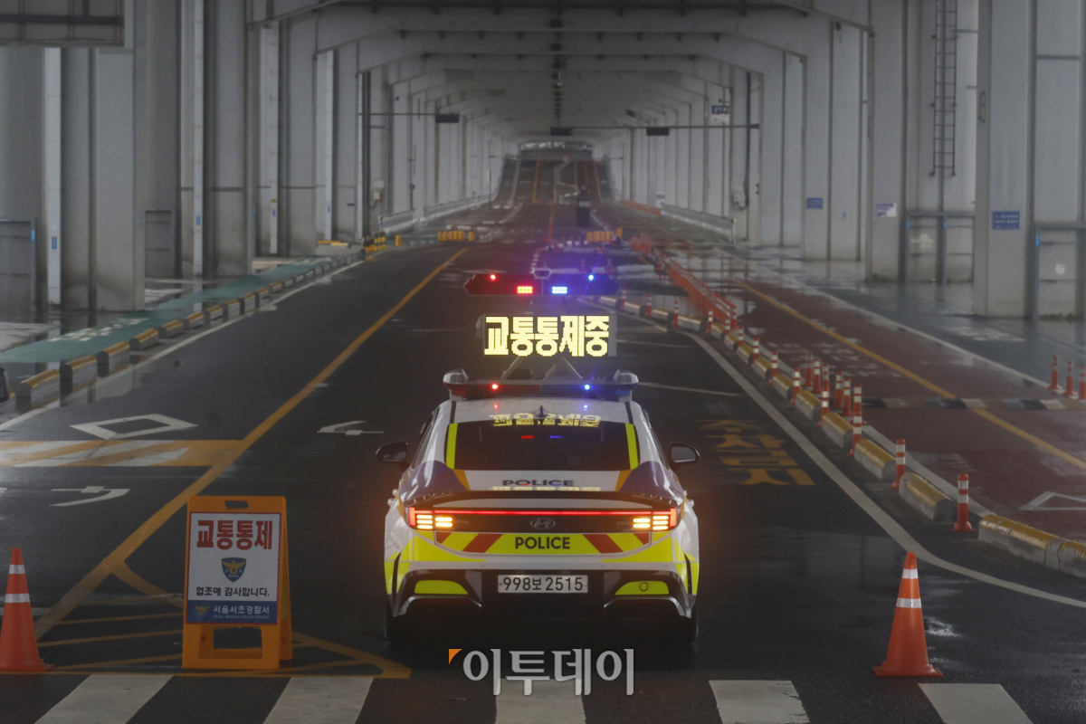 ▲서울 전역에 호우 경보가 내려진 18일 서울 잠수교에서 경찰들이 차량과 보행자의 통행을 통제하고 있다. 조현호 기자 hyunho@