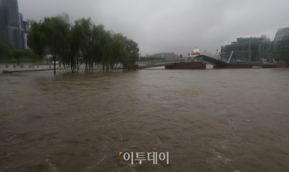 ▲서울 전역에 호우 경보가 내려진 18일 서초구 반포한강공원이 물에 잠겨 있다. 조현호 기자 hyunho@