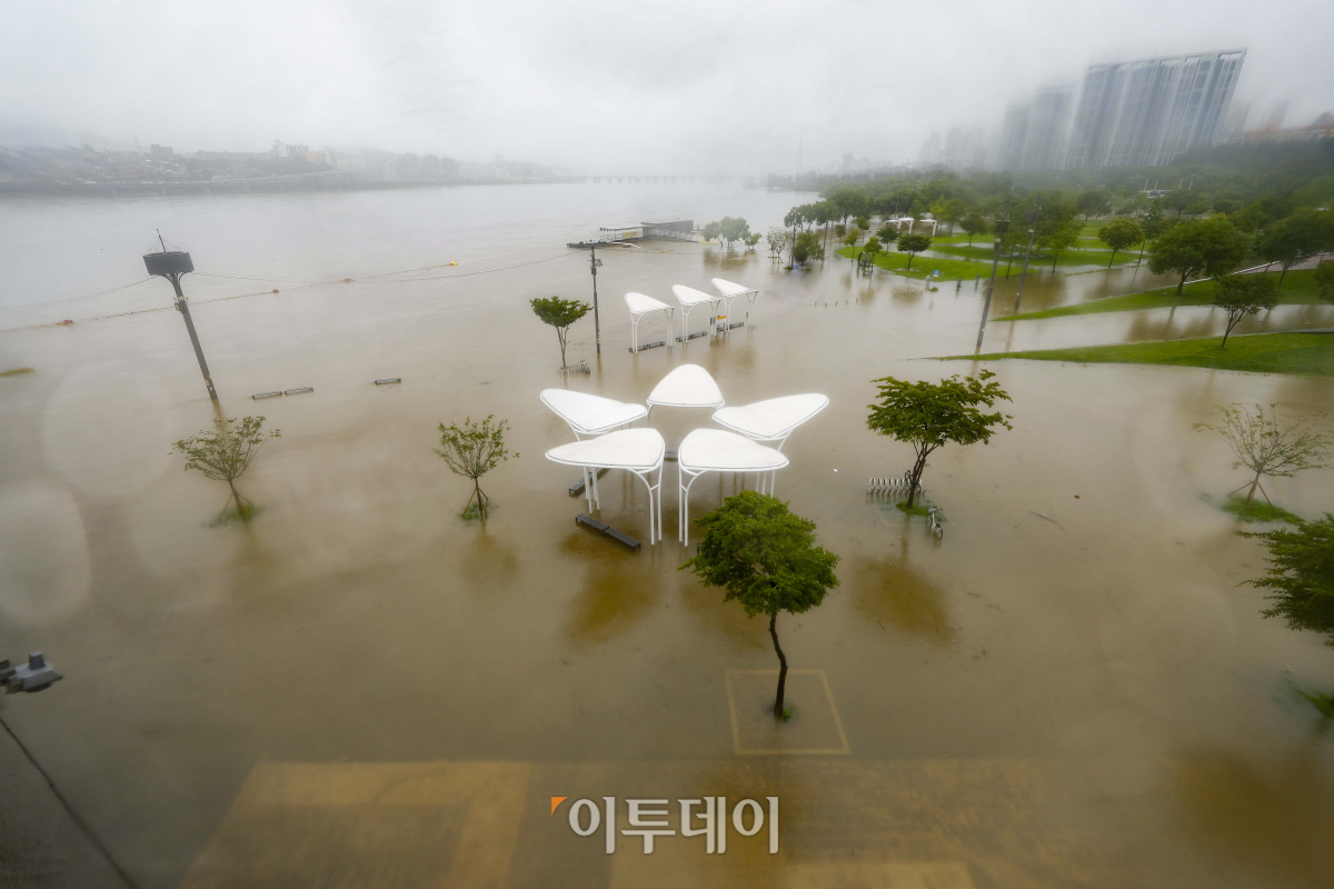 ▲서울 전역에 호우 경보가 내려진 18일 서초구 반포한강공원이 물에 잠겨 있다. 조현호 기자 hyunho@