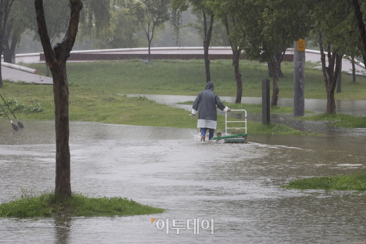 ▲서울 전역에 호우 경보가 내려진 18일 서초구 반포한강공원이 물에 잠겨 있다. 조현호 기자 hyunho@