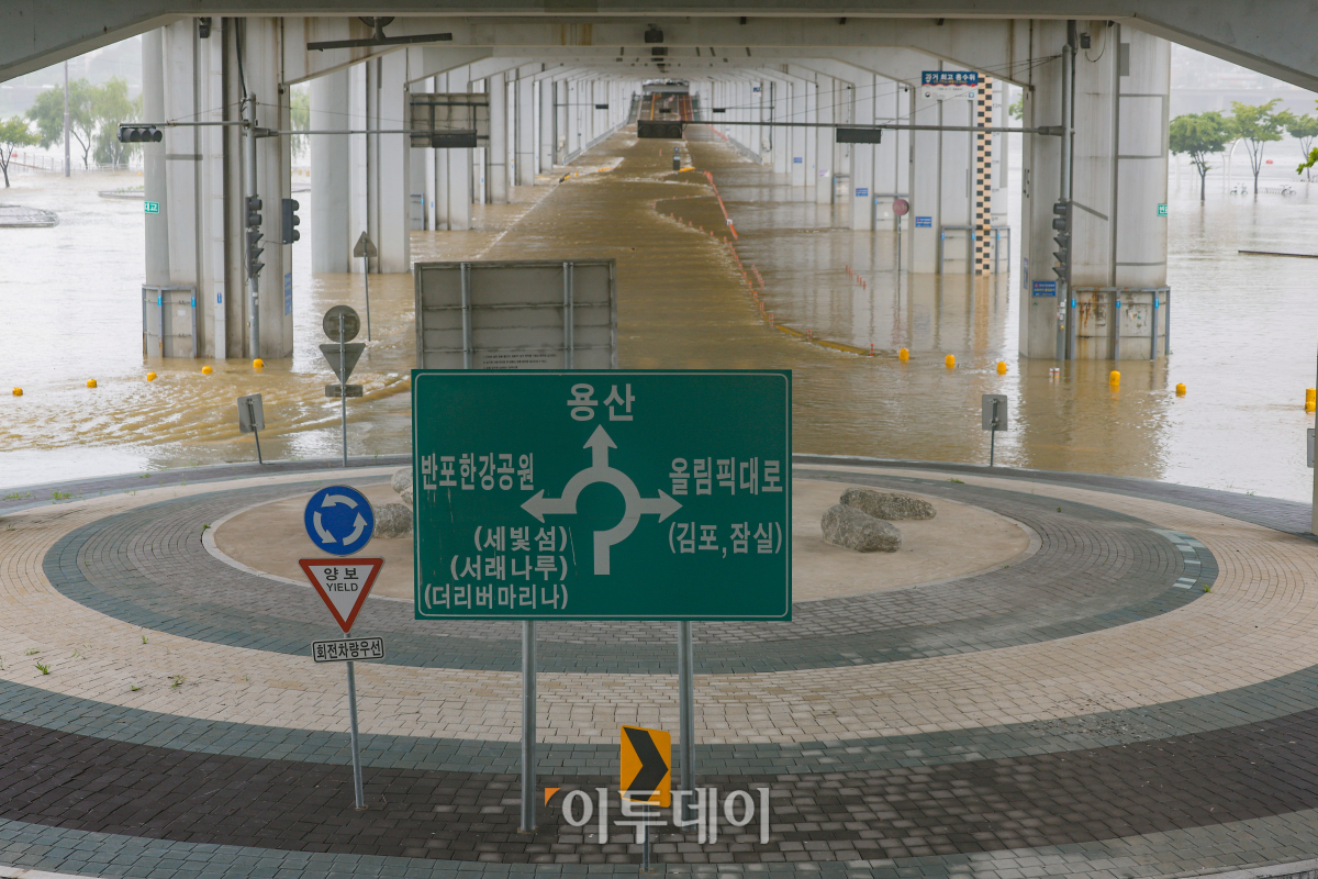 ▲서울 전역에 호우 경보가 내려진 18일 서울 잠수교가 물에 잠겨있다. 조현호 기자 hyunho@