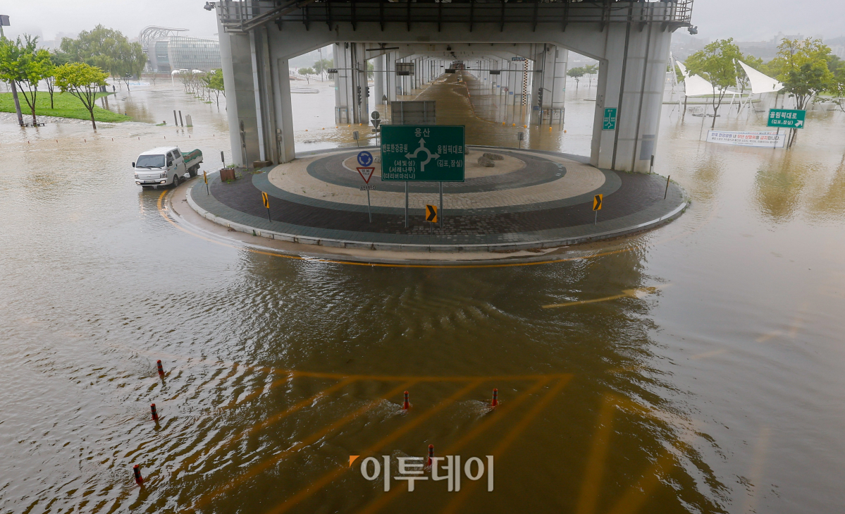 ▲서울 전역에 호우 경보가 내려진 18일 서울 잠수교가 물에 잠겨있다. 조현호 기자 hyunho@